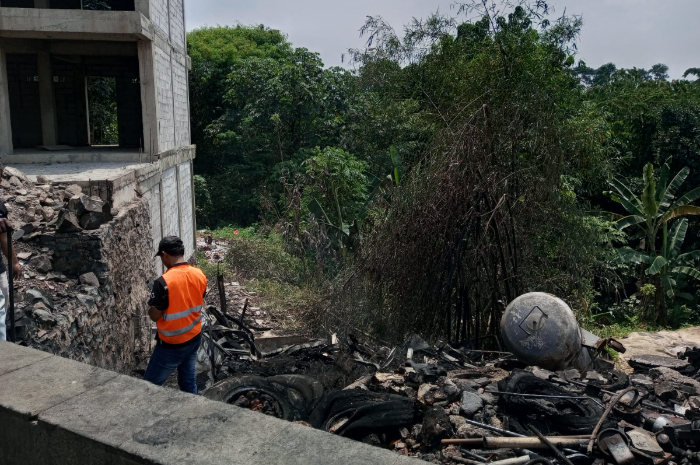 Kondisi bengkel tambal ban di Jalan Alternatif Sentul Bogor pasca terbakar Senin (9/9/2024).