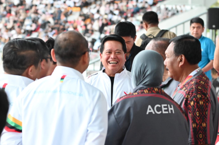 Direktur Utama BSI Hery Gunardi (tengah) berbincang dengan jajaran Direksi BSI dan stakeholder saat menghadiri Upacara Pembukaan PON Aceh - Sumut XXI 2024.