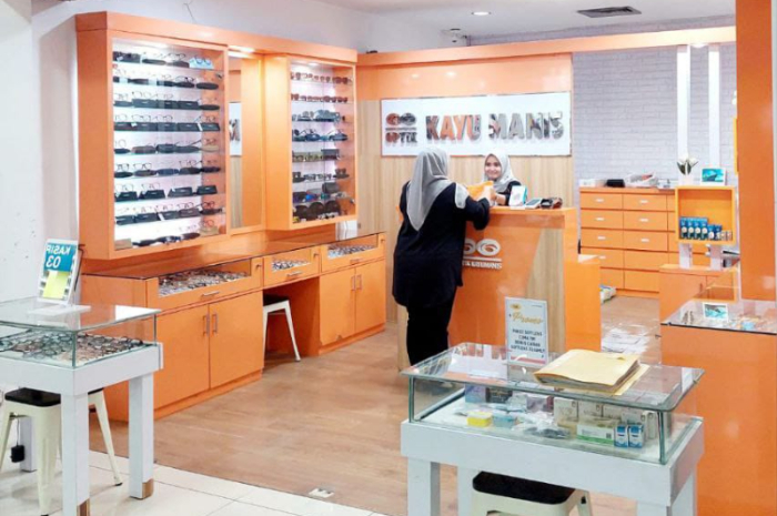 Salah satu Optik di Kota Bogor. Bisnis kacamata saat ini masih menjanjikan di tengah kemajuan teknologi.