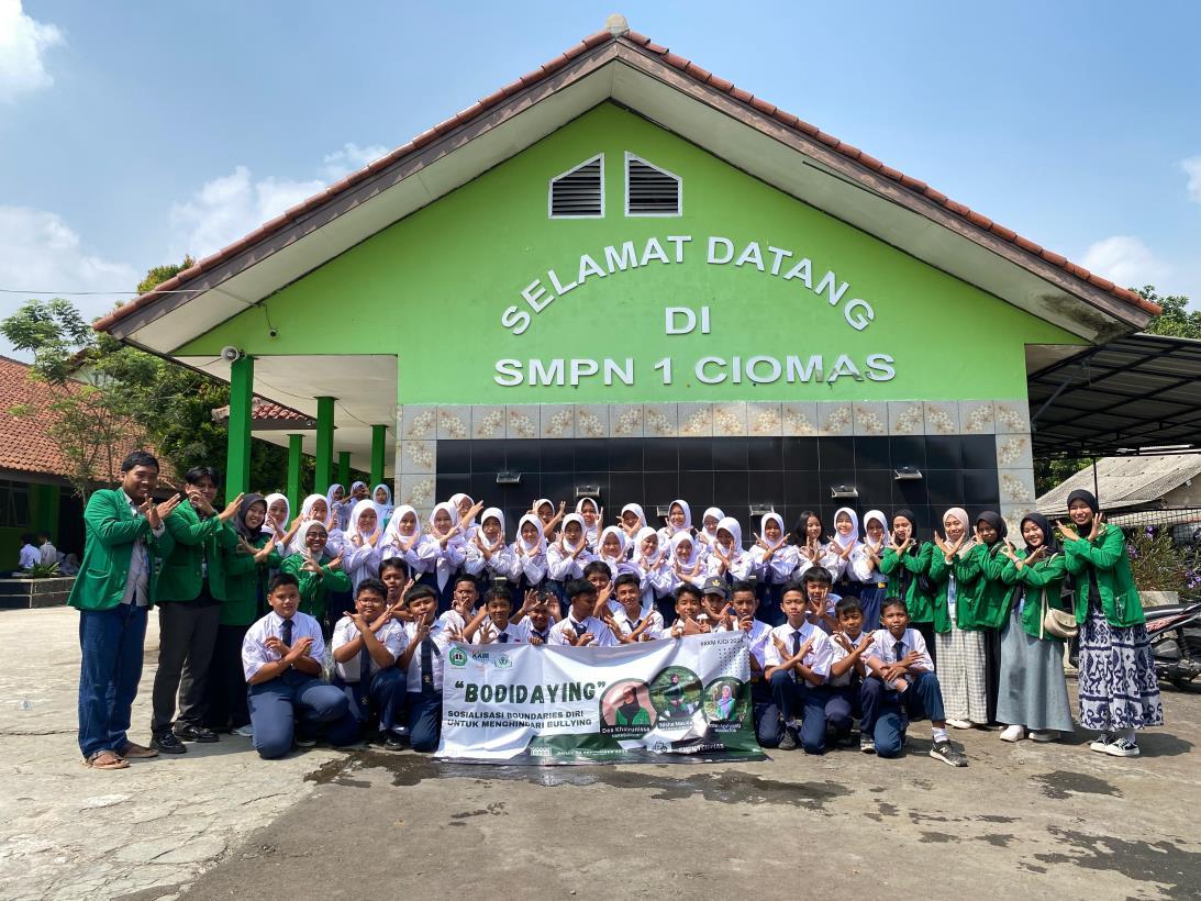 Mahasiswa KKM IUQI Bogor Kelompok 9 menggelar seminar tentang perundungan di SMPN 1 Ciomas. (IST)