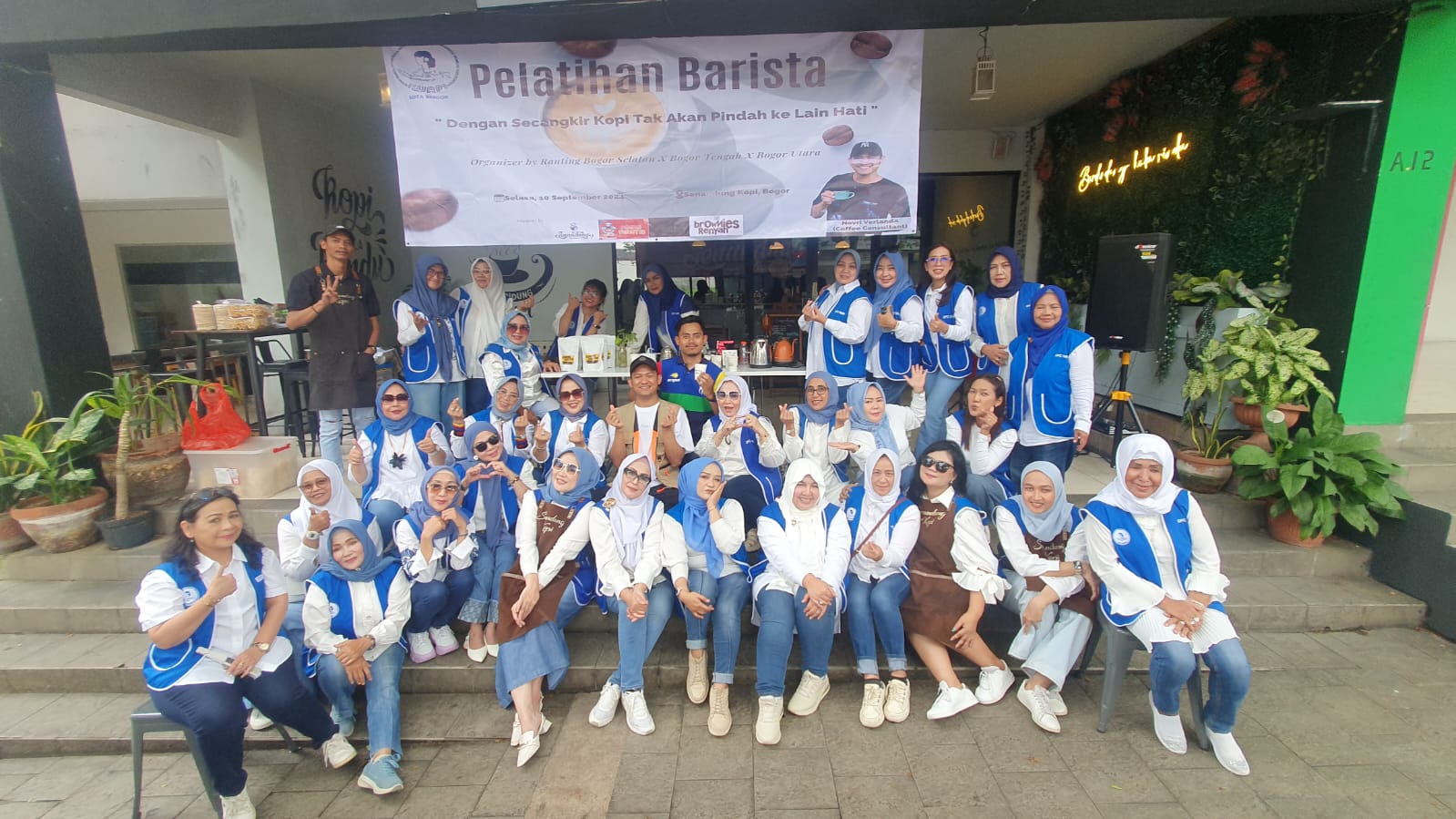Iwapi Kota Bogor menggelar Pelatihan Barista di Senandung Kopi, komplek pertokoan BNR.