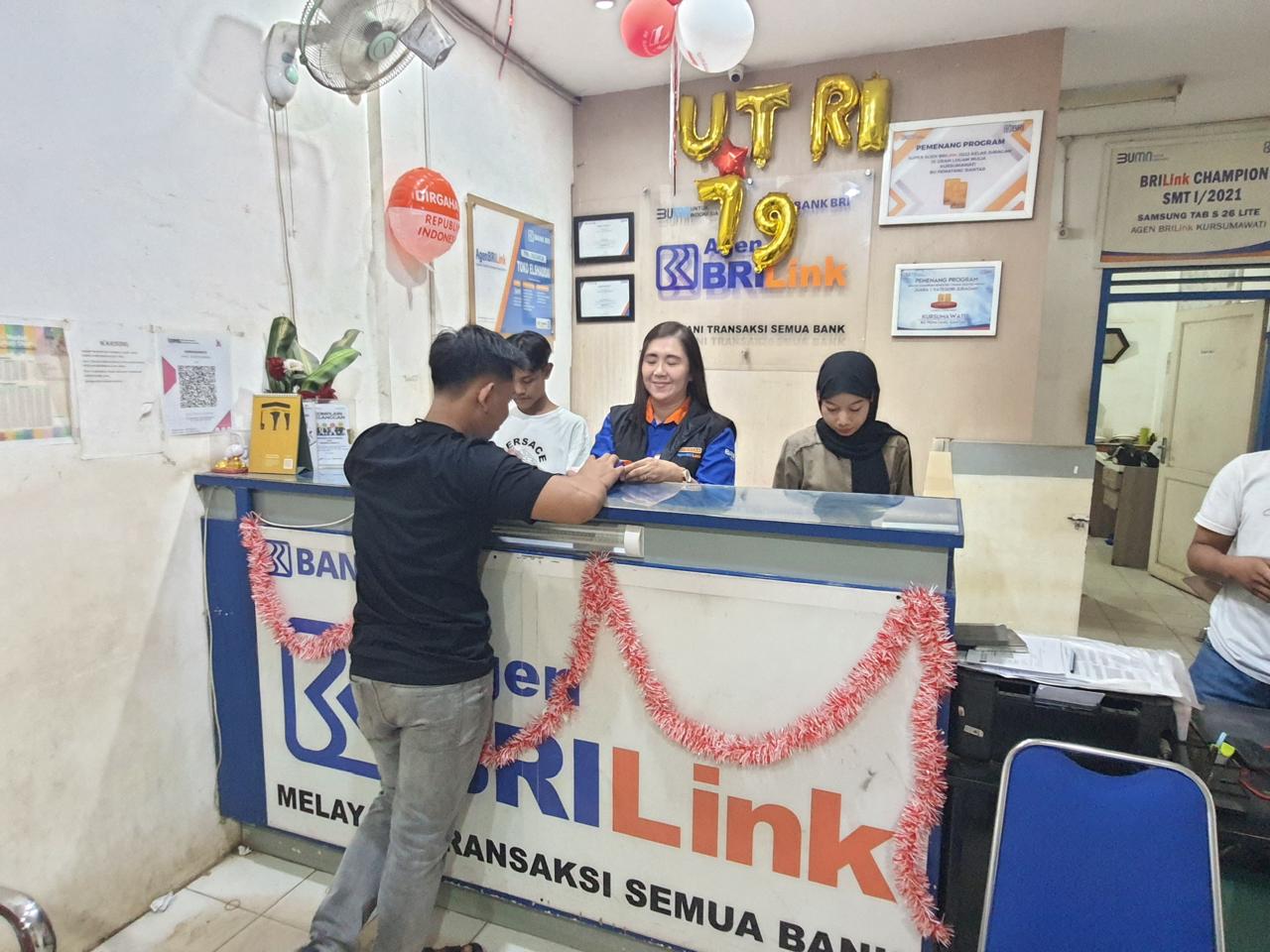 Kursumawati, salah seorang AgenBRILink di Serbalawan, Medan