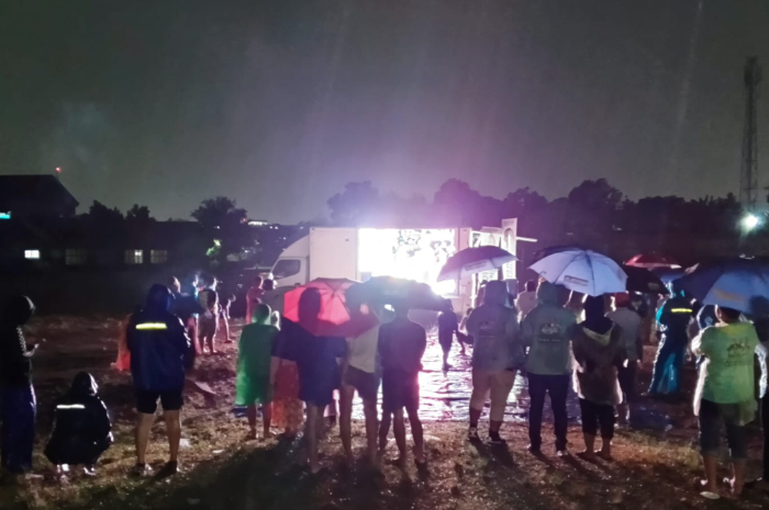 Kendati hujan,&nbsp;warga Rangga Mekar&nbsp;tetap hadiri Nobar Timnas bareng Pasangan Cawalkot Bogor Dedie A Rachim dan Jenal Mutaqin.