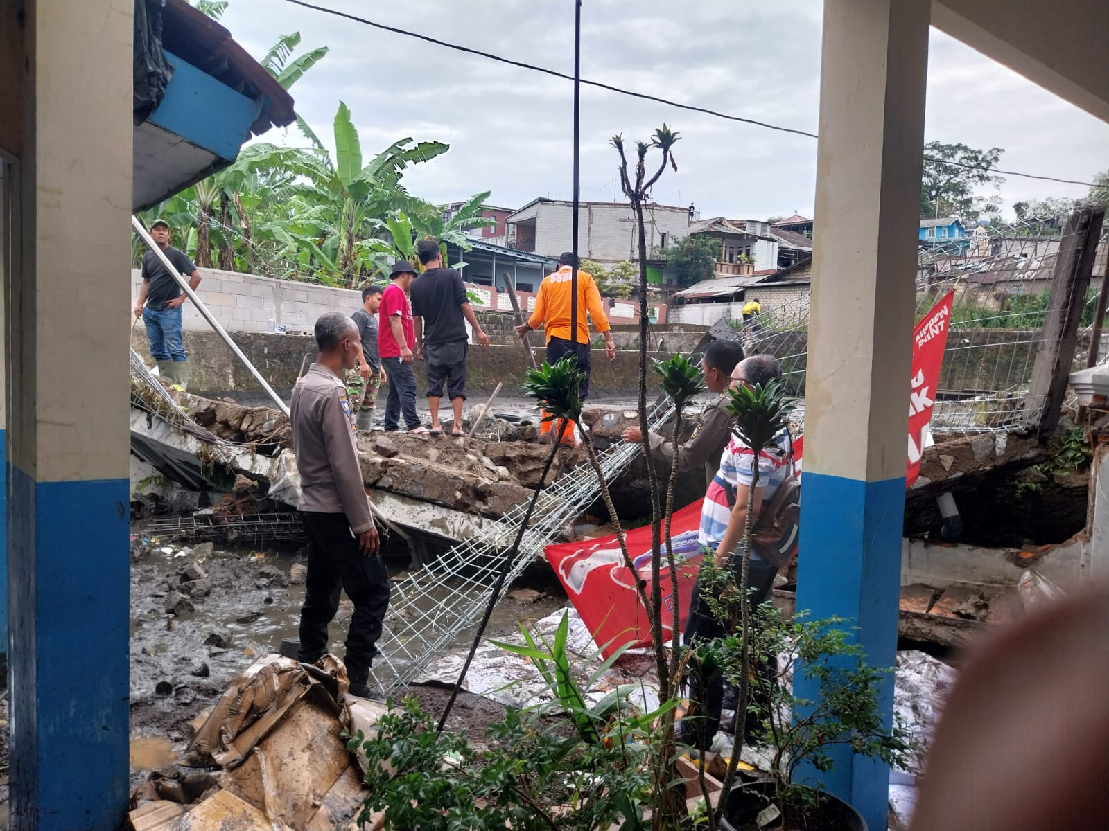 SDN 02 Cisarua Bogor Porak-poranda Gegara Kolam Ikan Milik Warga Sekitar