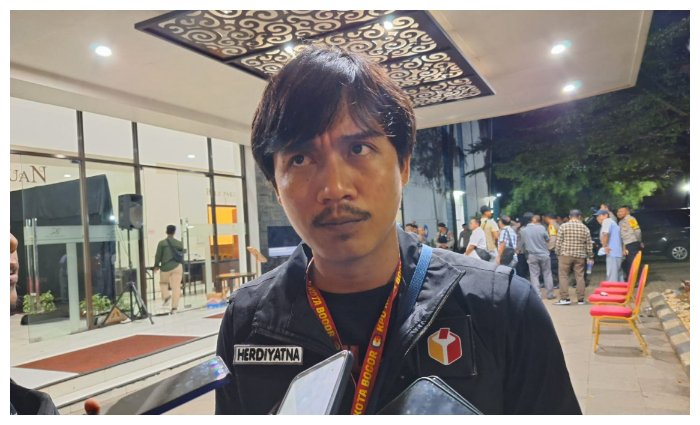 Ketua Bawaslu Kota Bogor, Herdiyatna saat memberikan keterangan.