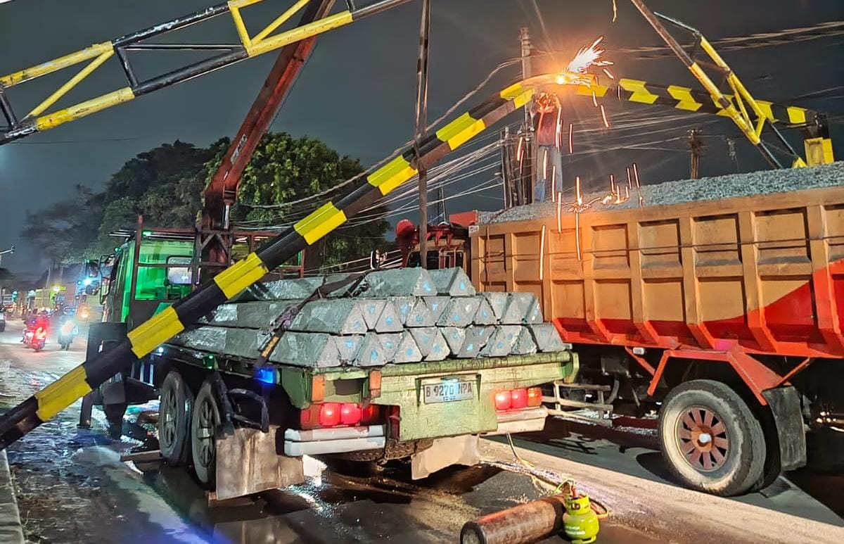 Kondisi portal pembatas jam operasional truk tambang di Parung Panjang yang rusak ditabrak truk.