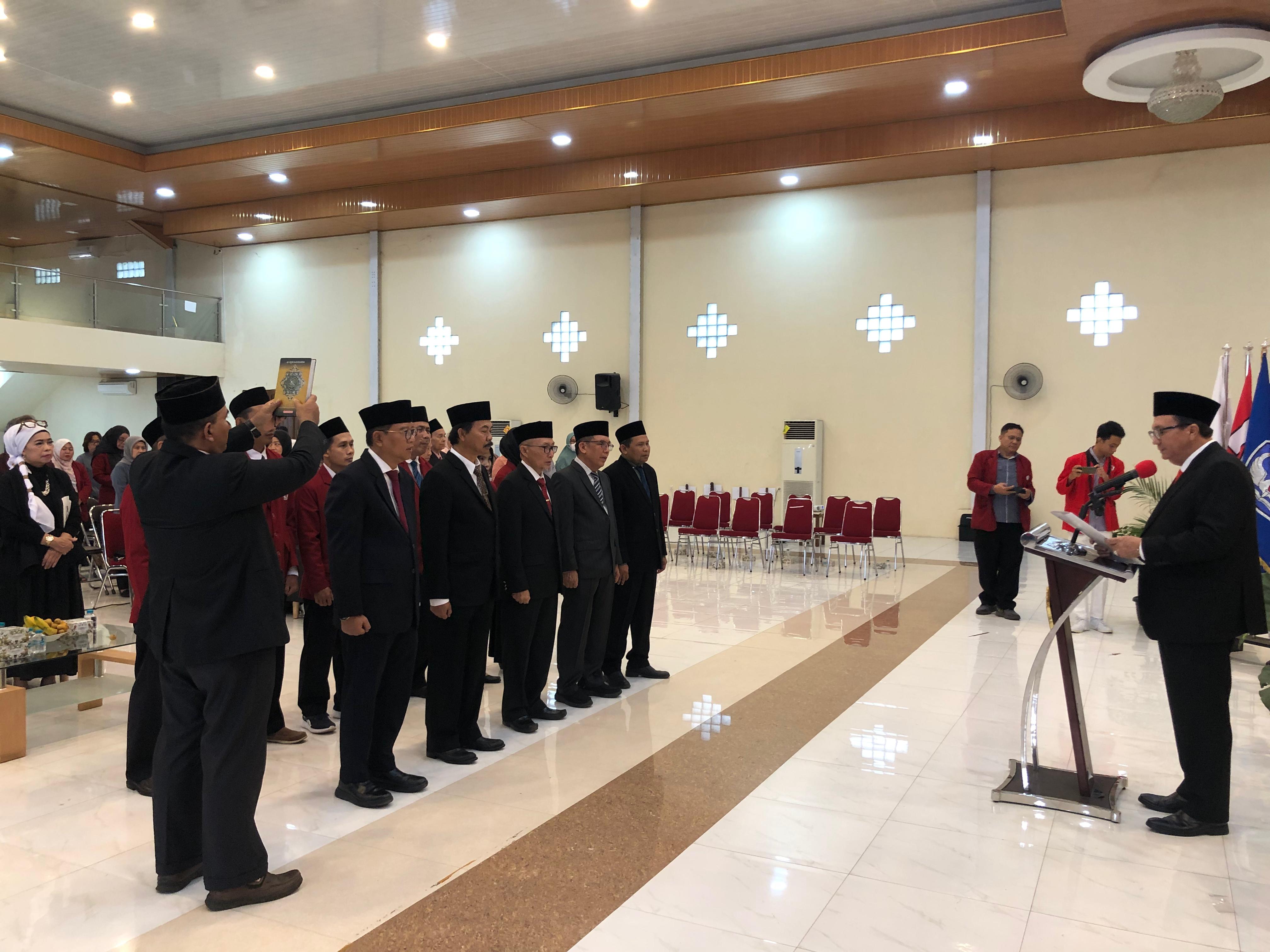 Suasana pelantikan 11 pejabat struktural baru Universitas Nusa Bangsa Bogor.
