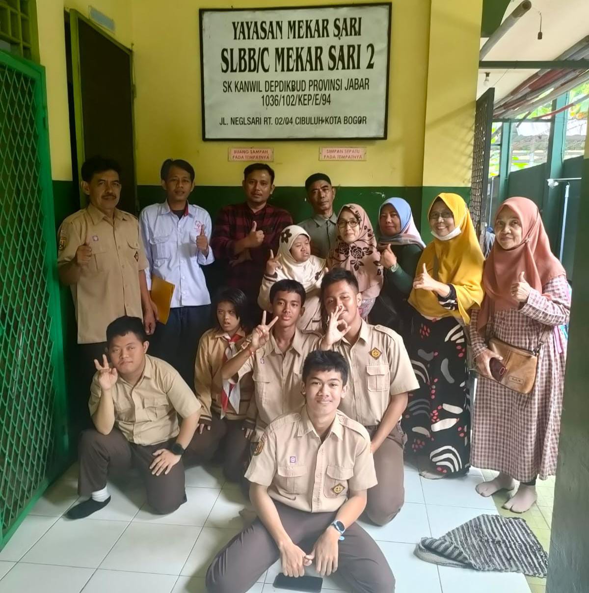 Pengurus SOIna Kota Bogor foto bersama beberapa murid SLBN Sejahtera. (IST)