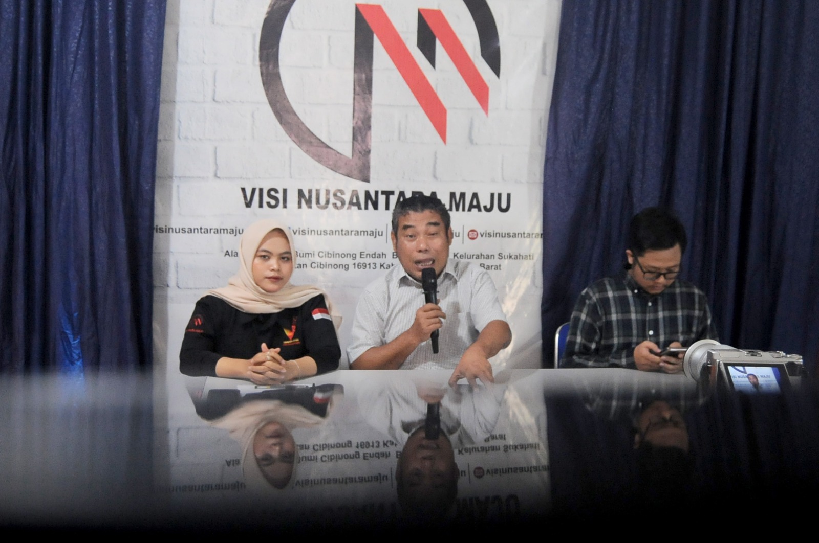 Founder LS Vinus, Yusfitriadi, memaparkan hasil survey Pemilihan Kepala Daerah Kota Bogor di Kantor Visi NUsantara, Cibinong, Kabupaten Bogor, Jawa Barat. Kamis (12/9/2024).