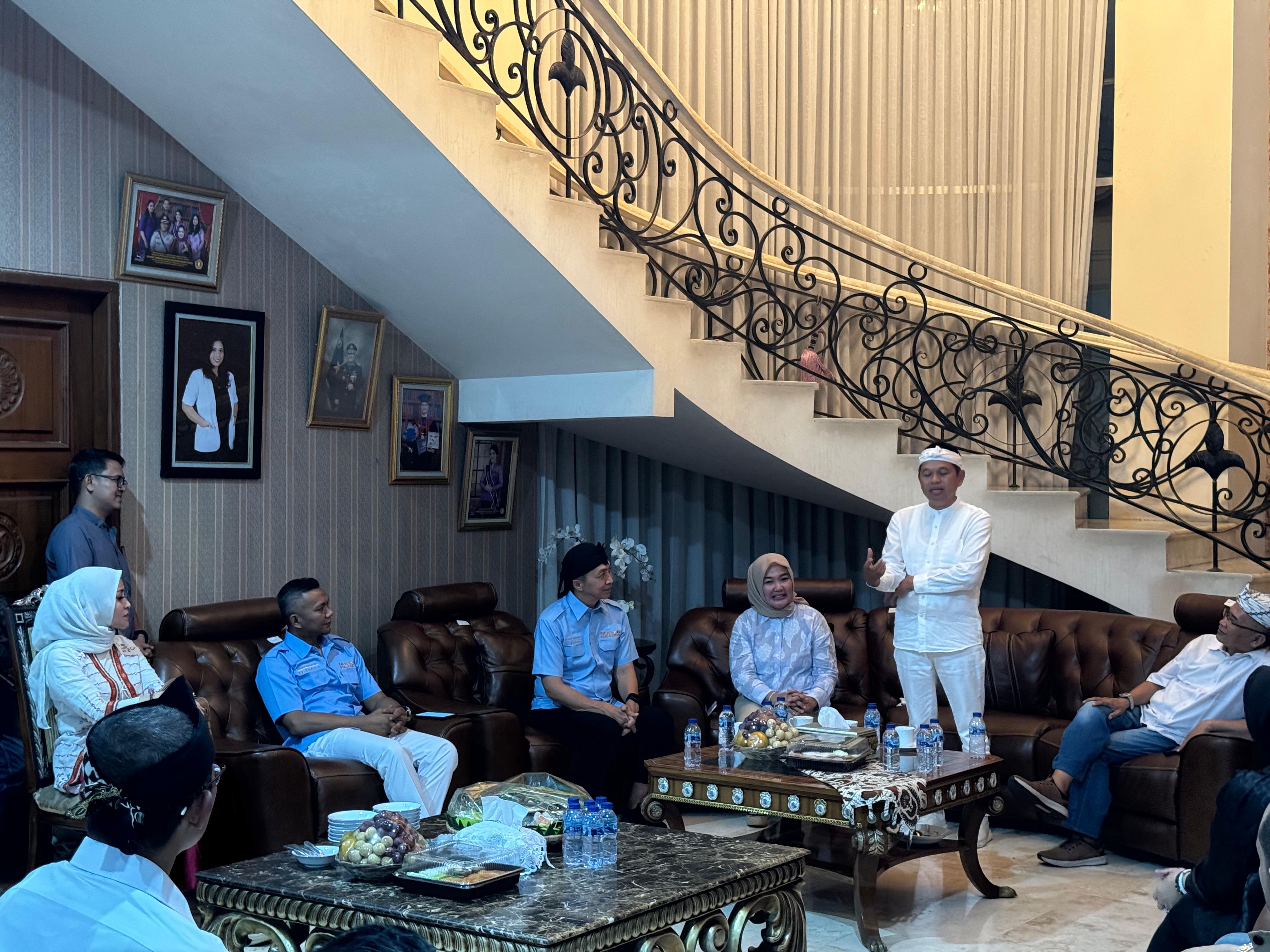 Calon Gubernur Jabar Dedi Mulyadi alias KDM menyambangi salah satu tokoh perempuan Kabupaten Bogor, Sintha Dec Chechawaty di kediamannya.
