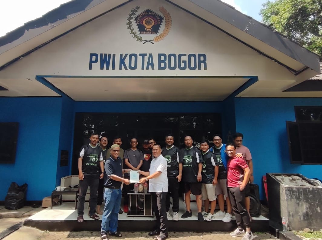 Satlantas Polresta Bogor Kota menyerahkan bantuan uang tunai untuk renovasi Masjid An-Naba Persatuan Wartawan Indonesia (PWI) Kota Bogor pada Jumat (13/9/3024).