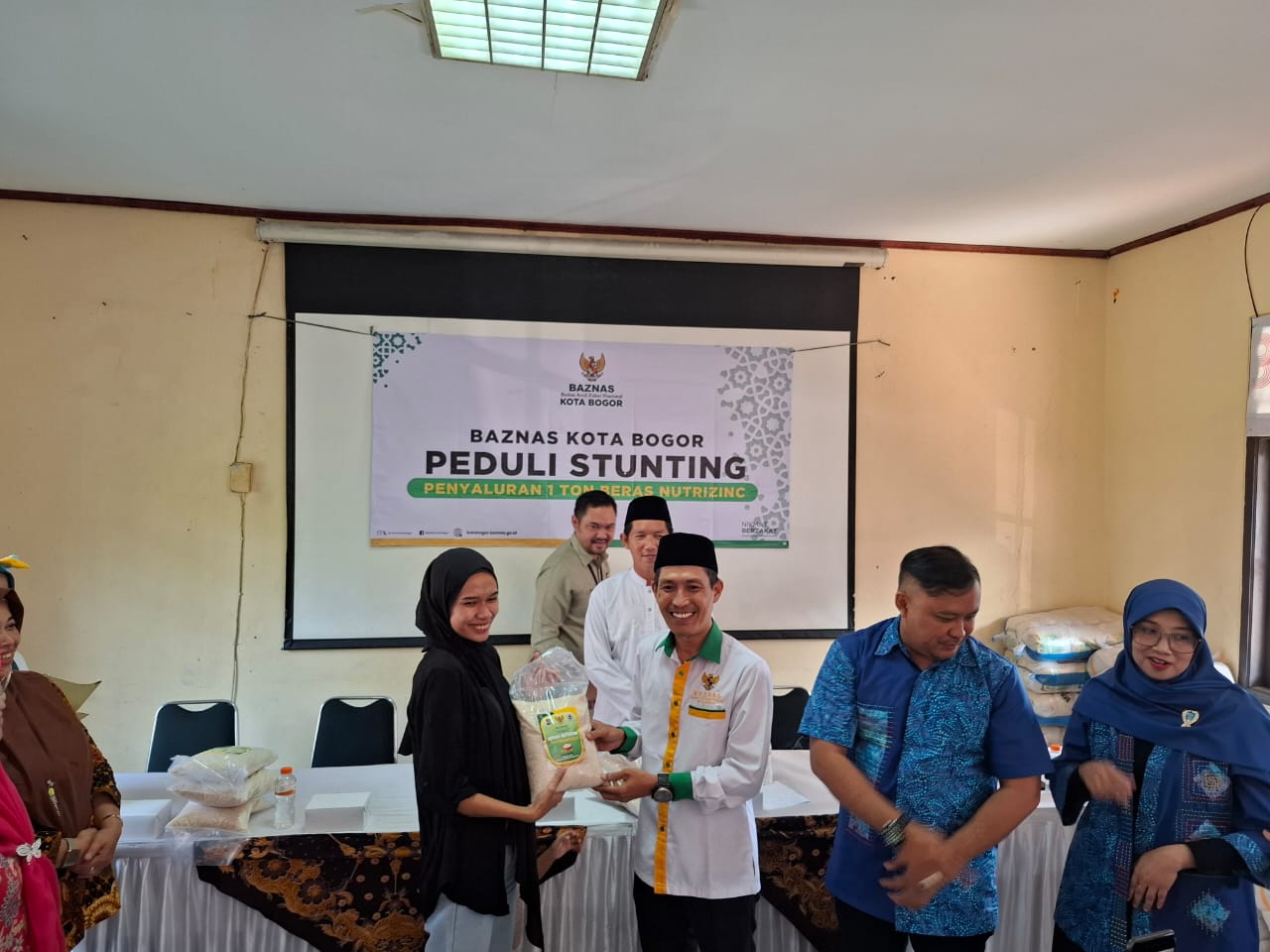 Penyaluran beras nutrizinc oleh Baznas Kota Bogor di Kelurahan Pasirjaya, Kecamatan Bogor Barat.