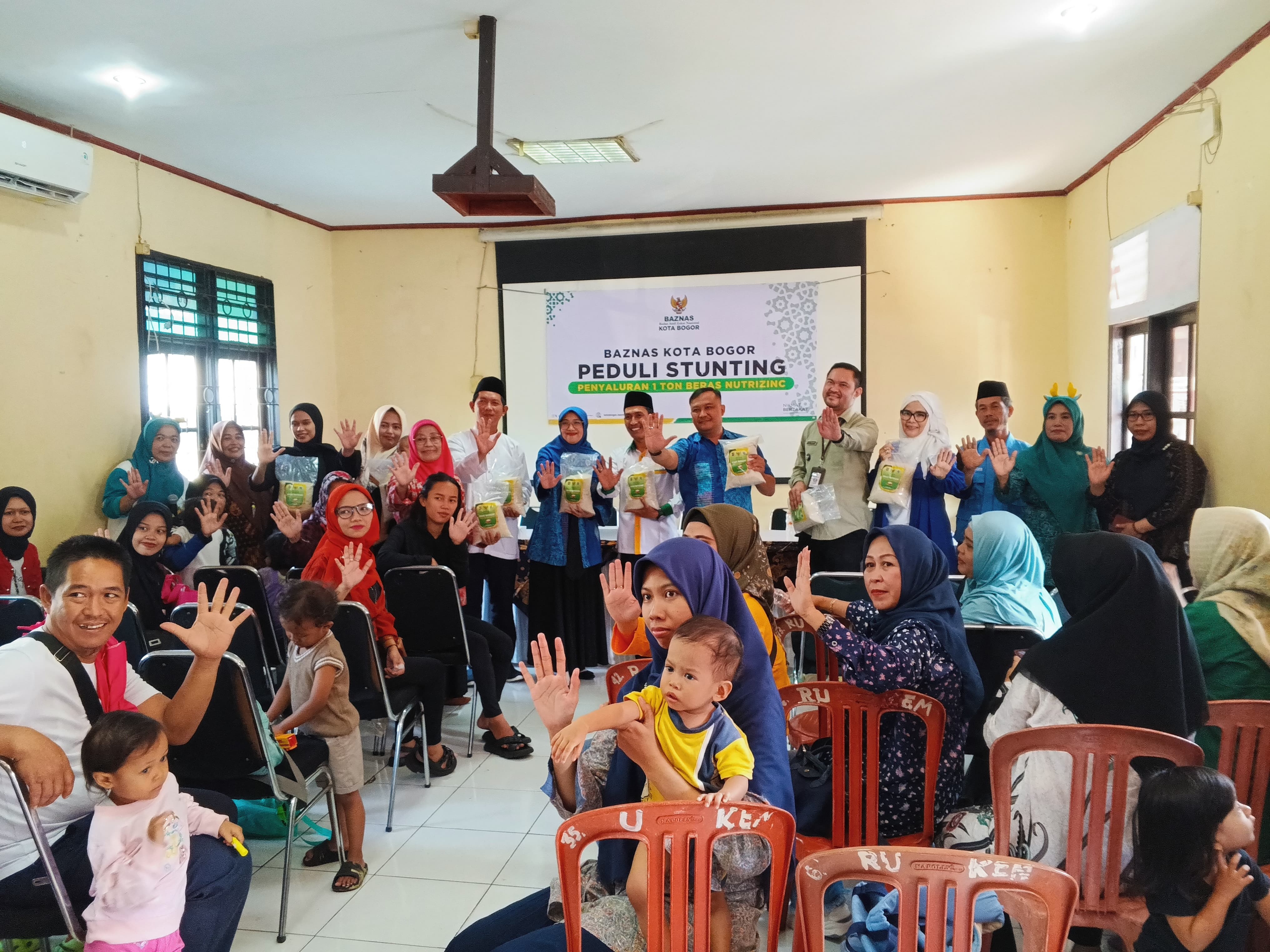 Penyaluran Beras Nutrizinc yang dilakukan BAZNAS Kota Bogor. Beras tersebut dibeli dari Kelurahan Pasir Jaya yang mengembangkan padi nutrizinc untuk pengentasan stunting.