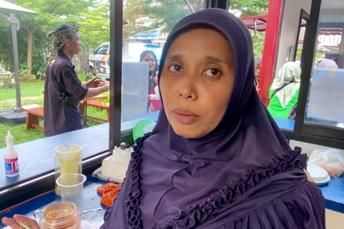 Ernawati, seorang pedagang kaki lima yang diborong dokter Rayendra.