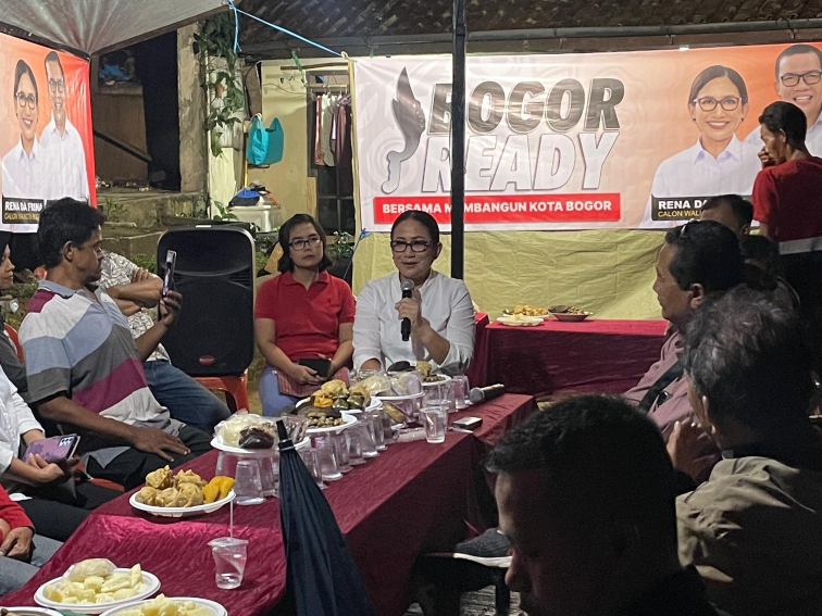 Rena Da Frina saat mengunjungi warga Babakan Perumnas, RT 9 RW 6, Kelurahan Baranang Siang, Kota Bogor, Jum&rsquo;at (13/9/24) malam.
