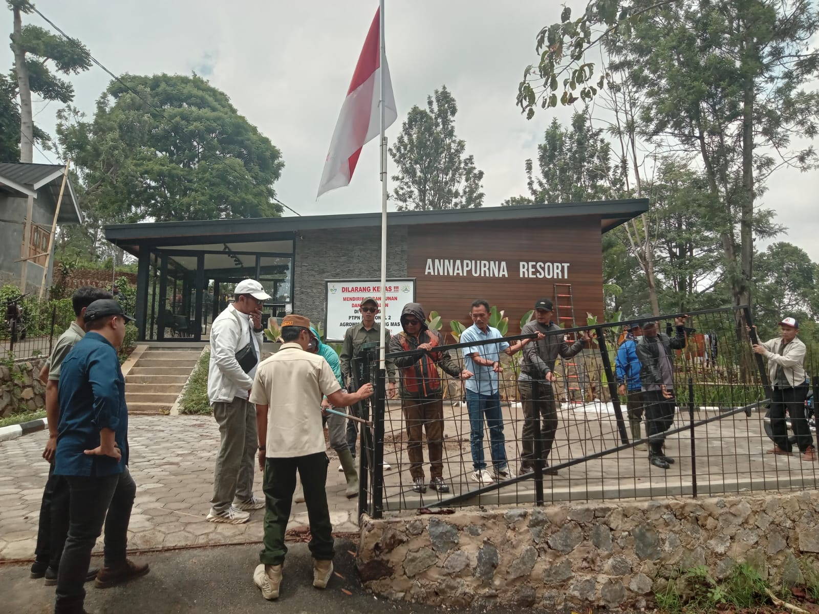 Petugas PTPN I Regional 2 memasang plang di lahan yang dikuasai sejumlah pihak di Desa Citeko, Kecamatan Cisarua, Kabupaten Bogor.