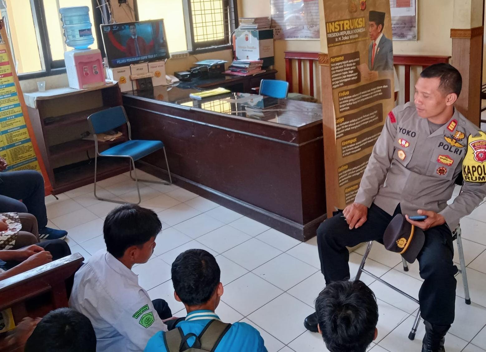 Kapolsek Rumpin, AKP Suyoko memberikan pembinaan kepada pelajar SMP yang diamankan lantaran hendak tawuran, Jumat (13/9/2024).