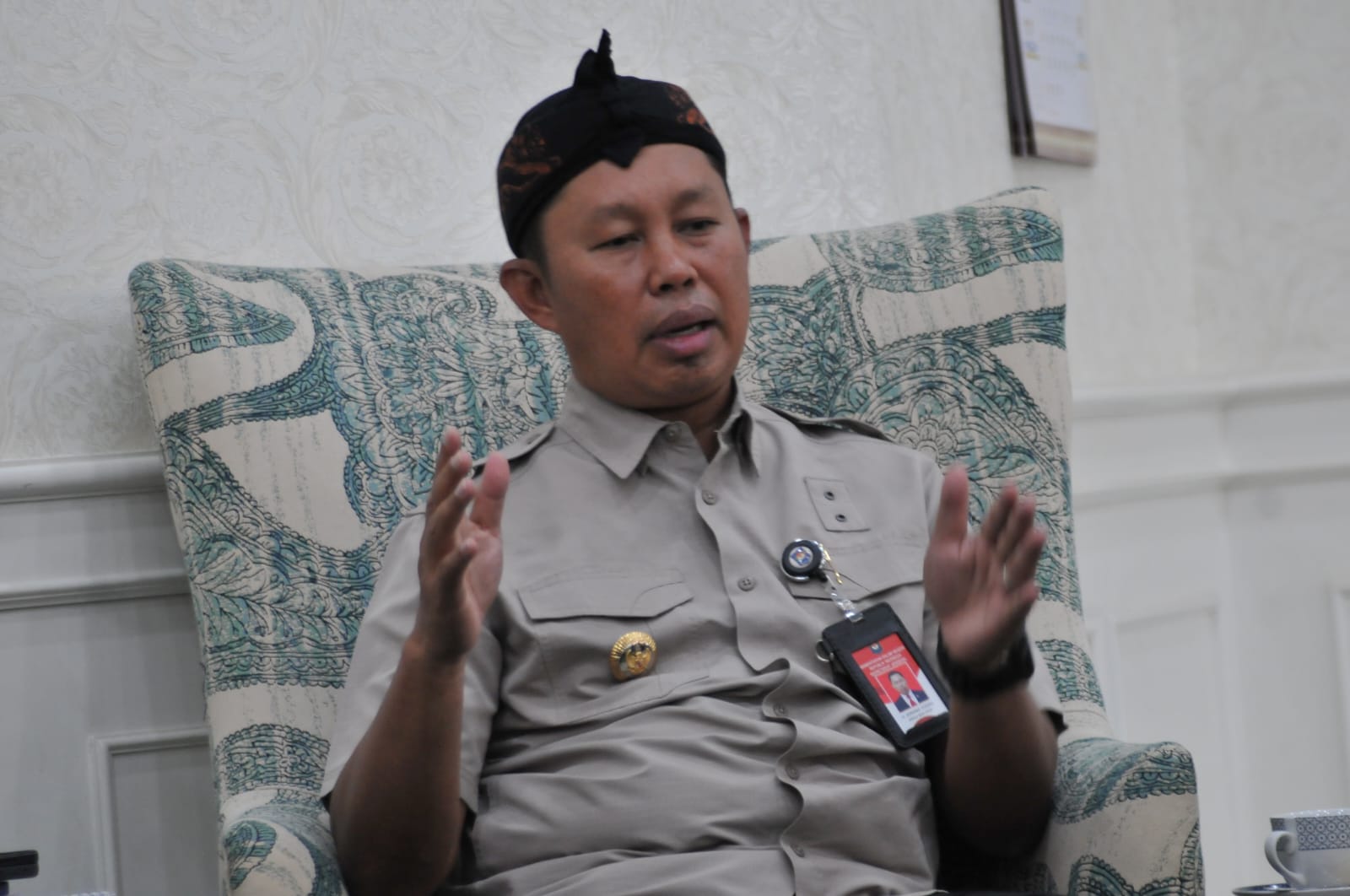 Pj Bupati Bogor, Asmawa Tosepu saat dimintai keterangan soal oknum ASN yang diduga terlibat penipuan perizinan bangunan warung di Puncak.
