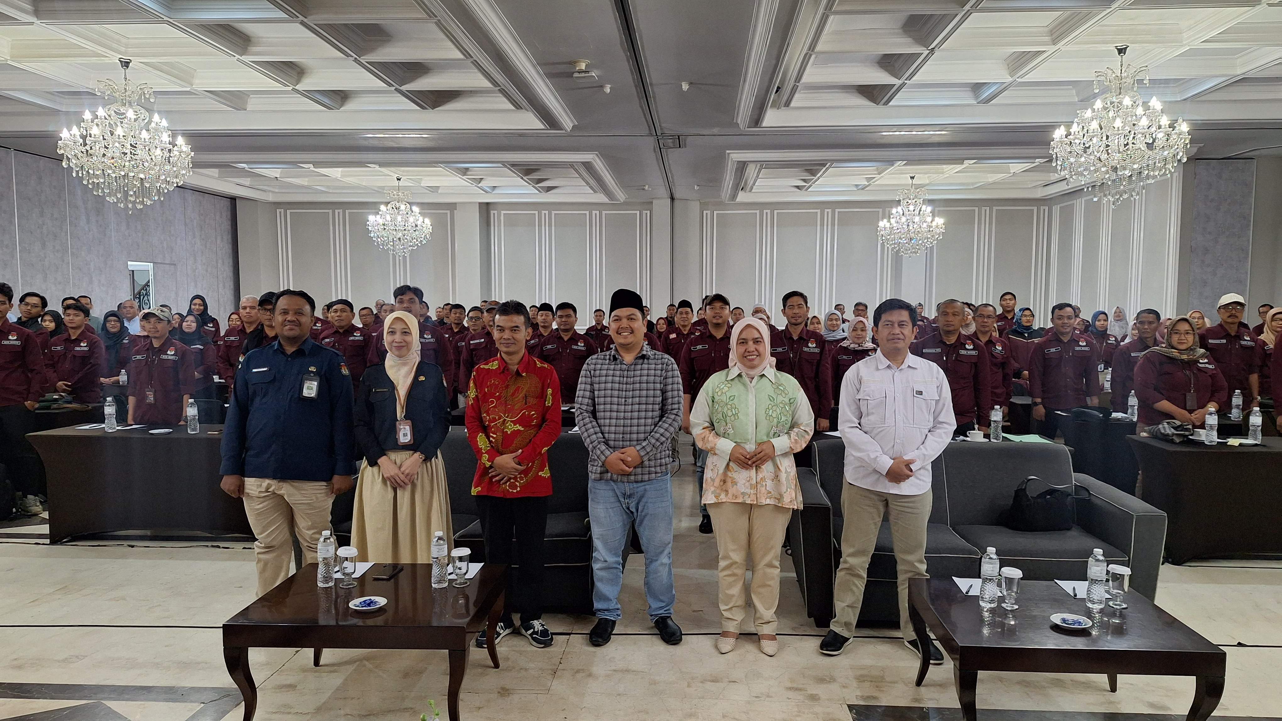 Jajaran KPU Kota Bogor saat membuka  rapat kerja persiapan pembentukan KPPS pada penyelenggaraan pemilihan serentak 2024 di Hotel Royal Bogor, pada Sabtu (14/9/2024). Foto Dede/radarbogor