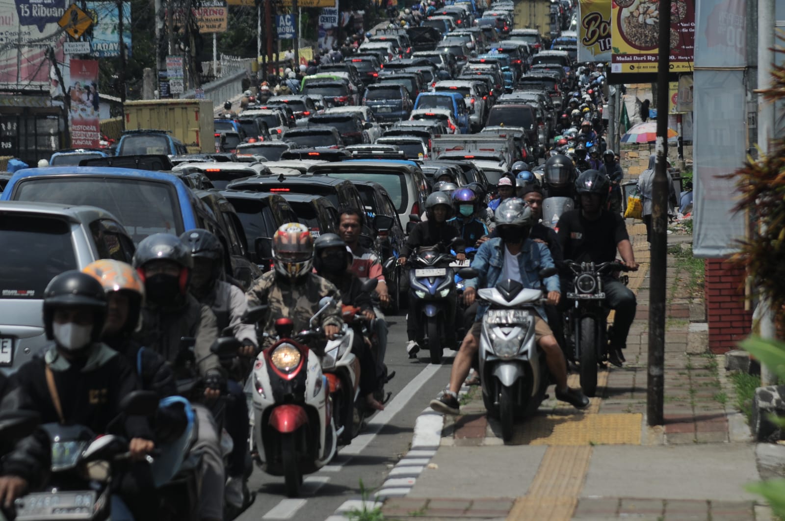 Sejumlah kendaraan di ruas jalan Puncak, Cisarua, Kabupaten Bogor. Jawa Barat. Sabtu (14/92024). Libur panjang menyambut Hari Maulid Nabi dimanfaatkan warga mengunjungi kawasan puncak.