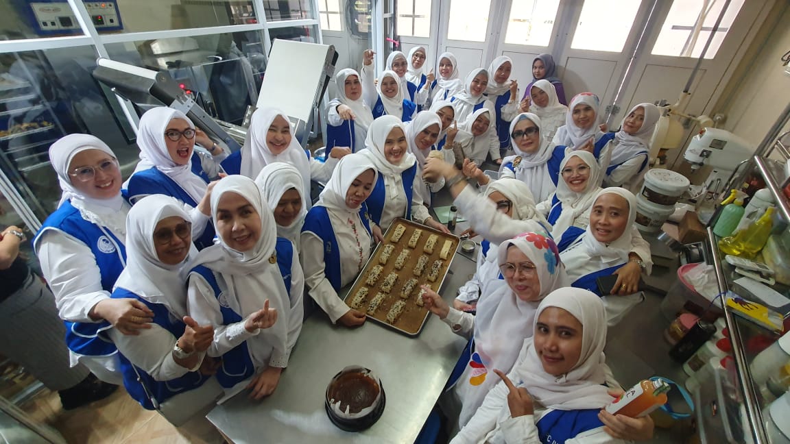 Pengurus IWAPI saat mengunjungi usaha The Cake Shop Golden France, milik Fitri Faradila Yasin anggota IWAPI ranting Bogor Barat.