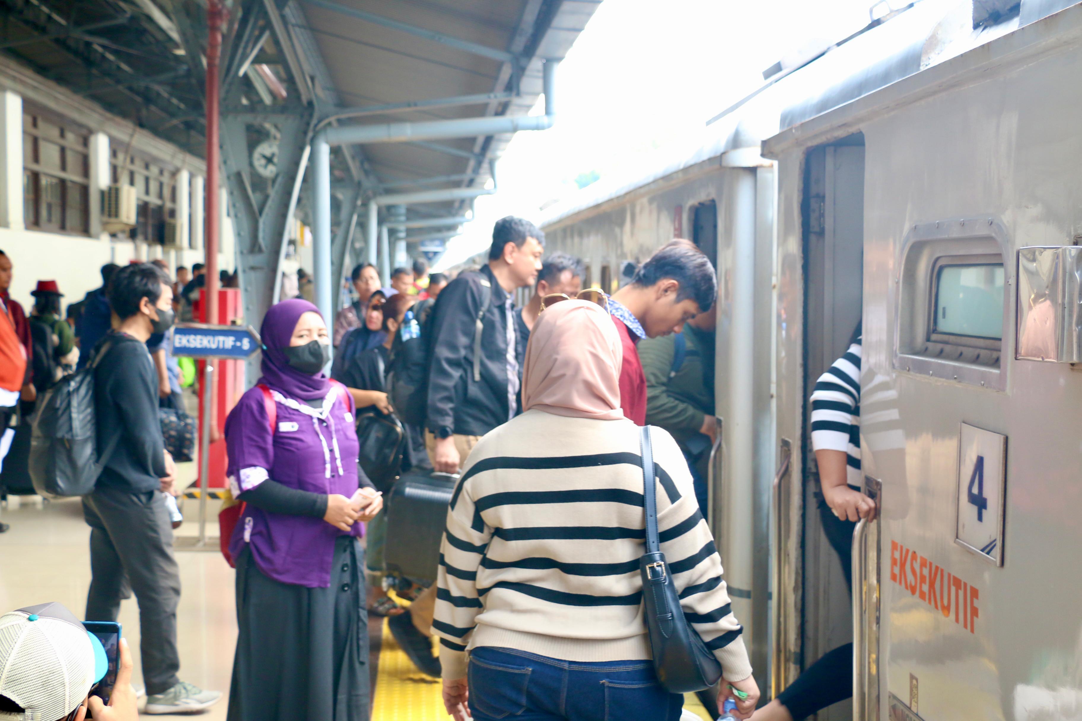 Kondisi Stasiun Kereta Api di momen libur panjang.