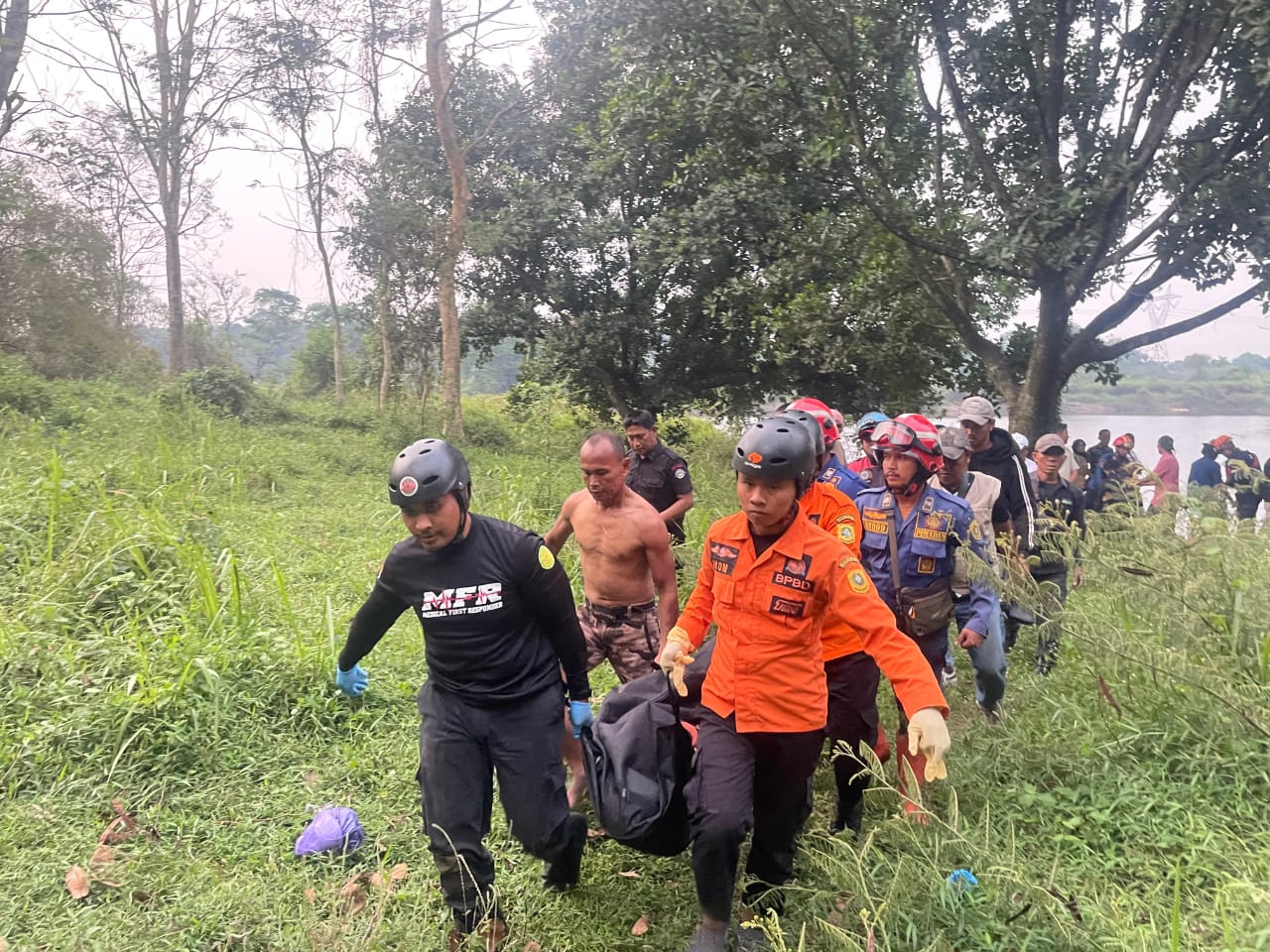 Tim gabungan saat berhasil mengevakuasi korban tenggelam di Danau Permata Sentul Bogor.