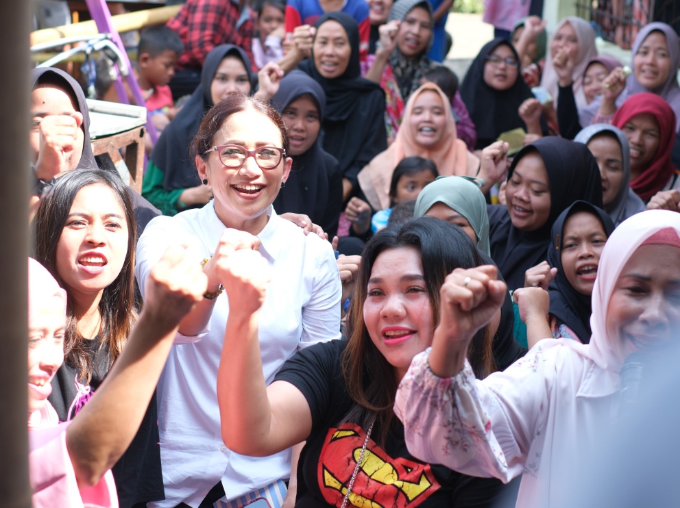 Rena Da Frina saat mengunjungi Kampung Cikeas RT 1/RW 3, Kecamatan Bogor Timur.