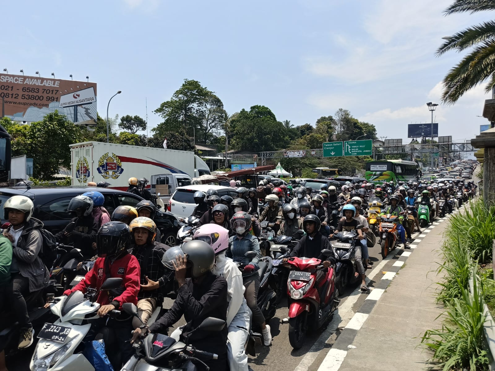 Macet di Kawasan Puncak Bogor saat libur panjang