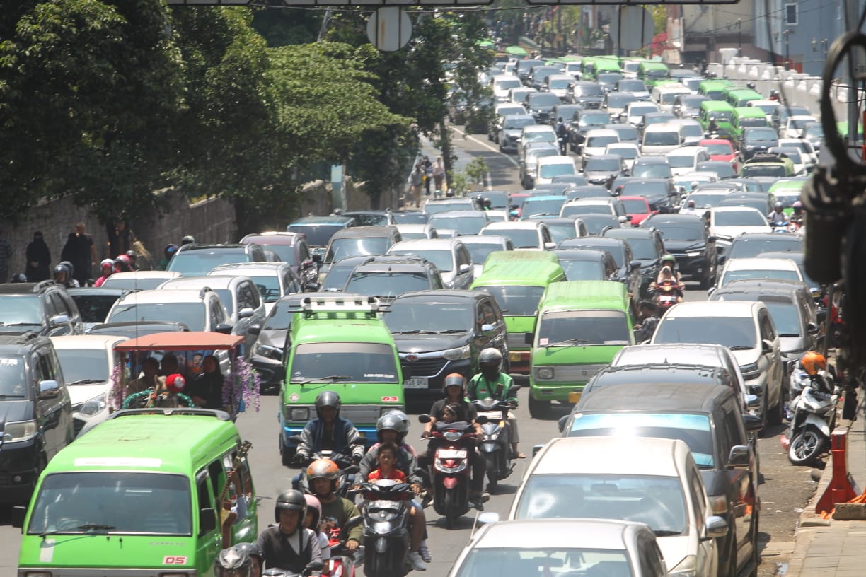 Sejumlah kendaraan padat merayap saat memasuki kawasan Kota Bogor, Jawa Barat, Minggu (15/9/2024) pagi.