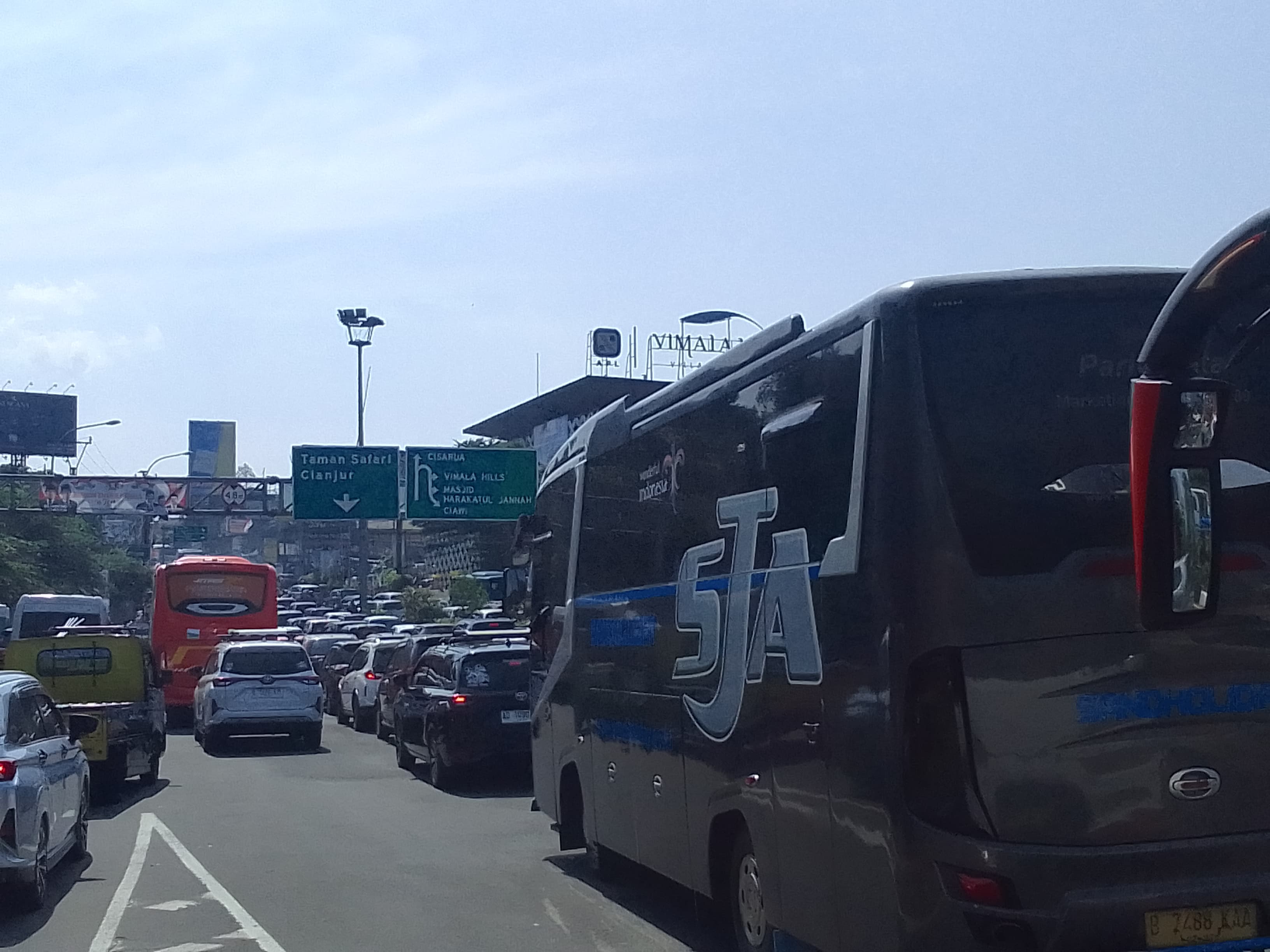 Kondisi kemacetan di Jalan Raya Puncak, Kabupaten Bogor, pada Minggu (15/9/2024) pagi.