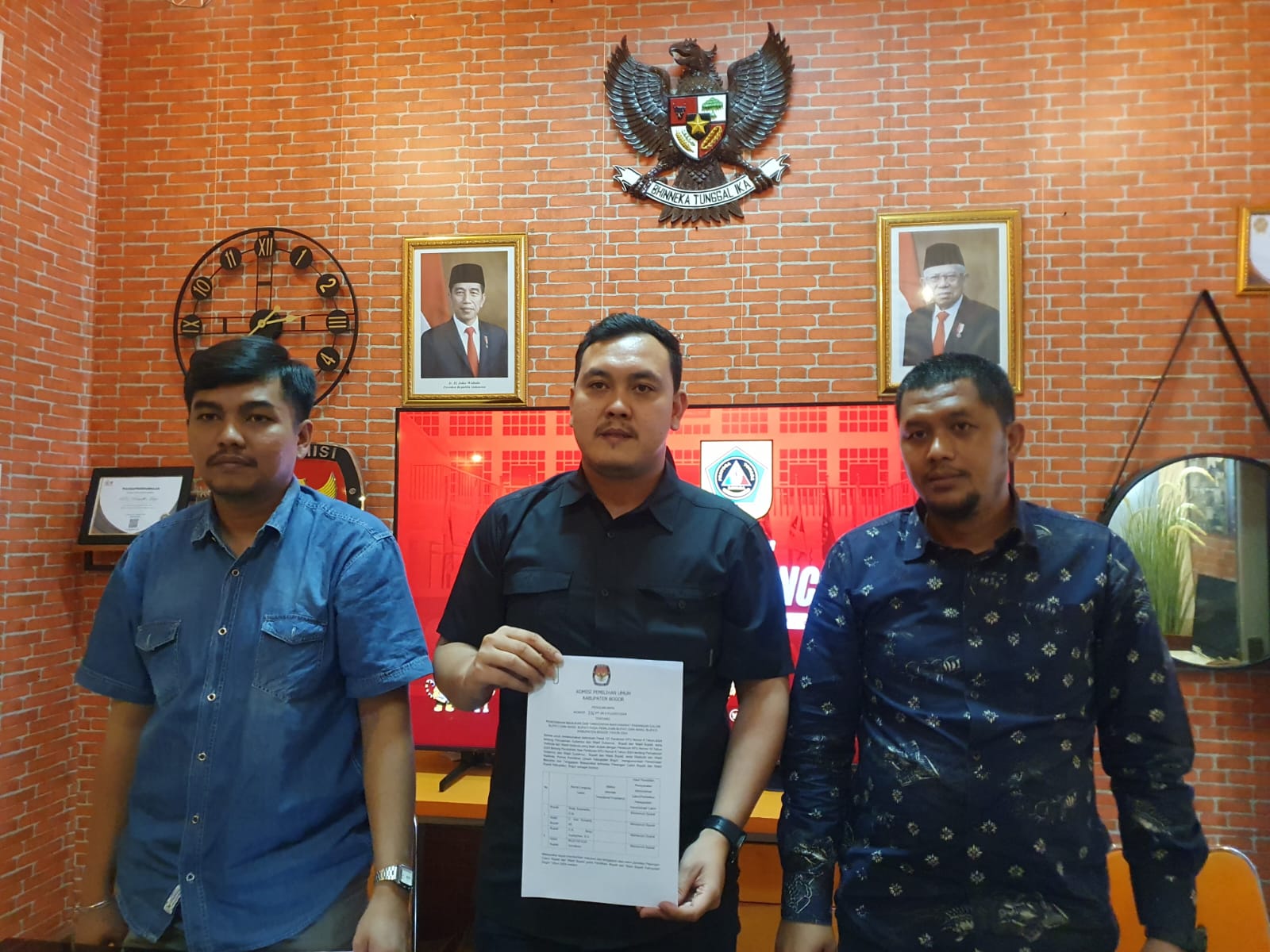 Ketua KPU Kabupaten Bogor, M Adi Kurnia bersama jajaran saat memaparkan hasil penelitian administrasi calon Bupati Bogor di kantor KPU Kabupaten Bogor, Sabtu (14/9/2024).