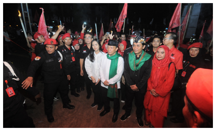 Pasangan Bakal Calon Bupati, Bayu Syahjohan dan Musyafaur Rahman saat mendaftar ke KPU Kabupaten Bogor. foto hendi novian/radarbogor