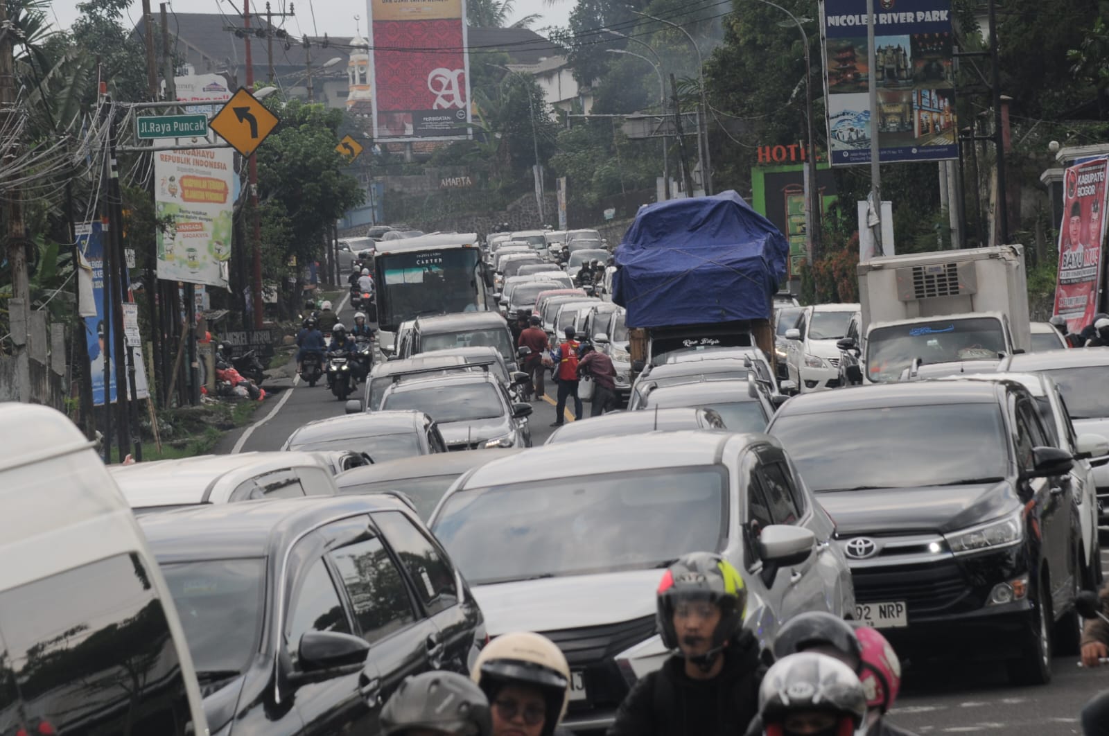 Kemacetan parah terjadi di Jalan Raya Puncak, Kabupaten Bogor, Senin (16/9/2024).