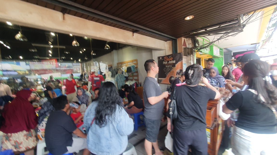 Salah satu restoran di Jalan Suryakencana, Kota Bogor, diserbu pelancong selama libur penjang ini.
