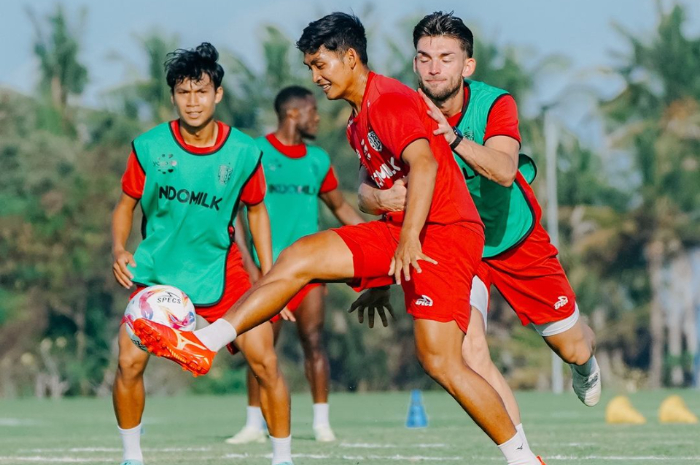 Para pemain Bali United saat berlatih.