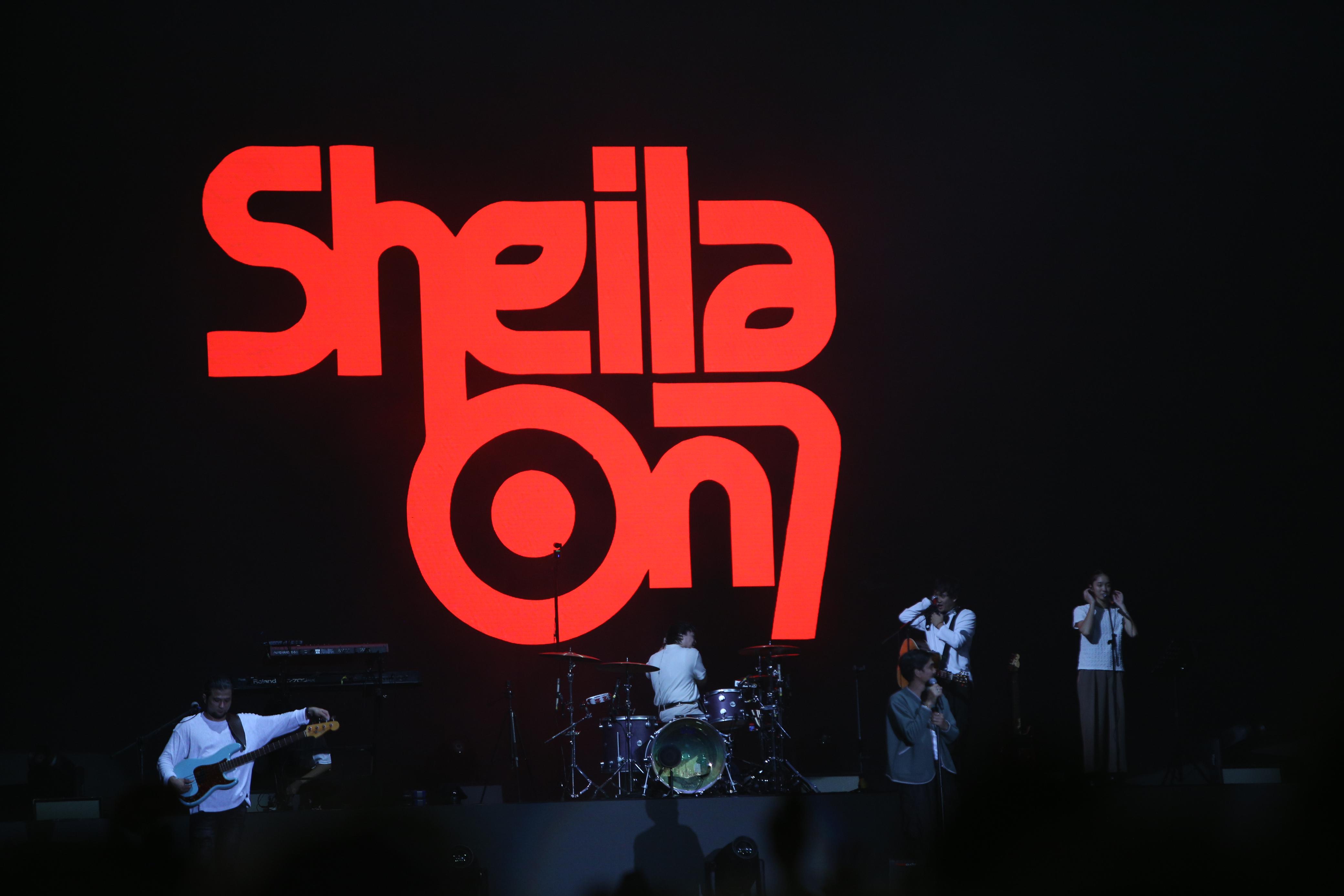Konser Sheila On 7 sukses menyedot perhatian ribuan penonton di Lanud Soewondo, Medan, pada Sabtu (14/9/2024).