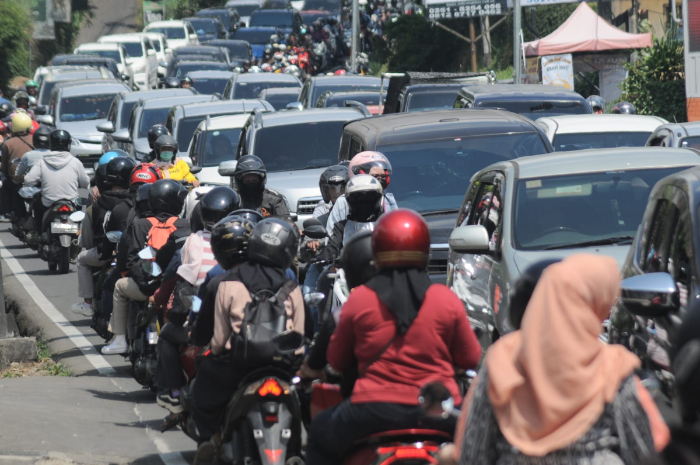 Suasana lalu lintas kendaraan di kawasan Puncak, Kecamatan Cisarua, Kabupaten Bogor, Jawa Barat, Senin (16/9/2024).