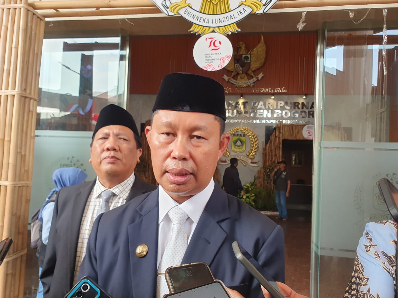 PJ Bupati Bogor, Asmawa Tosepu saat dimintai keterangan terkait wisatawan meninggal di kawasan Puncak.