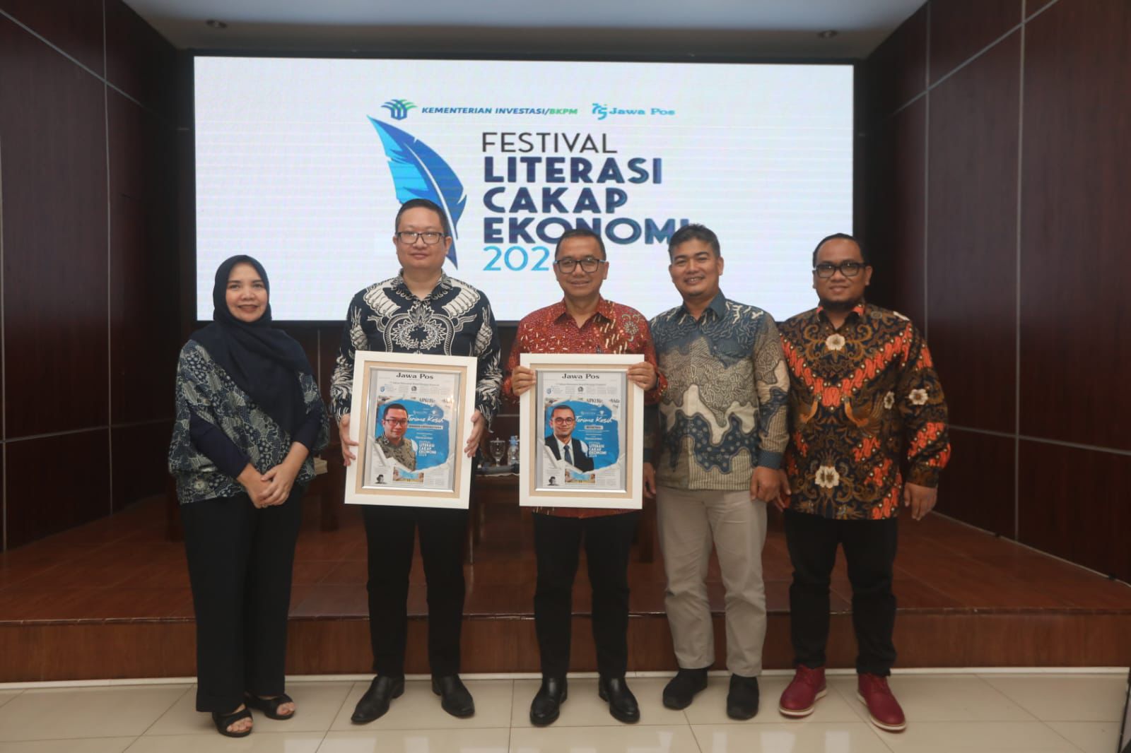Dari kiri, Direktur Jawa Pos Media Dyah Shianti Dewi, Wakil Direktur Infovesta Utama Wawan Hendrayana, Deputi Bidang Pengembangan Iklim Penanaman Modal Kementerian Investasi/BKPM Riyatno.