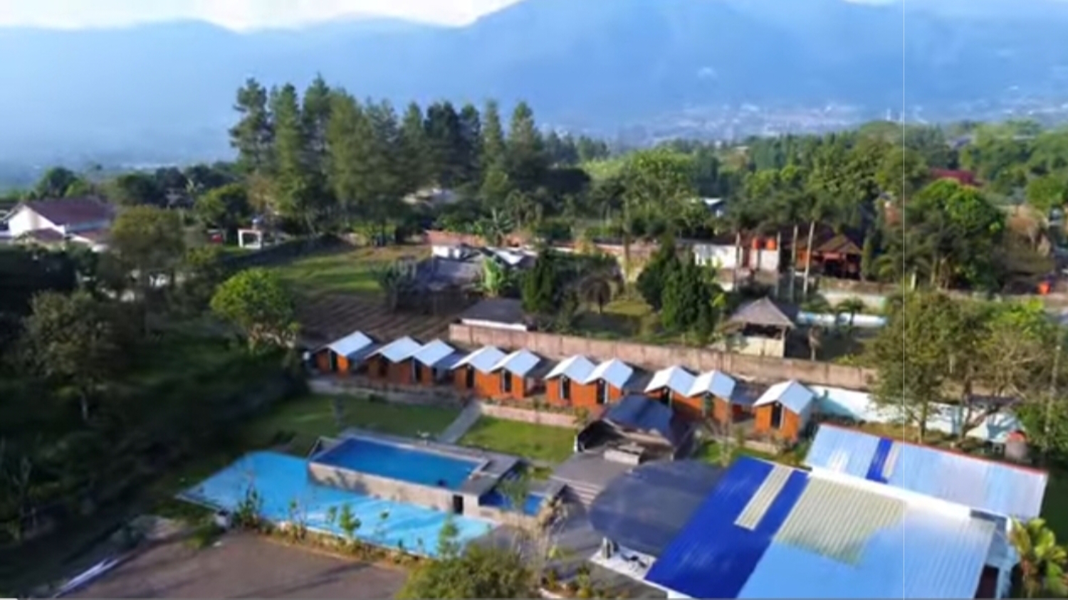 Villa Teras Air yang terletak di Jalan Alternatif Tapos Ciawi, Kecamatan Cisarua, Kabupaten Bogor, Jawa Barat.