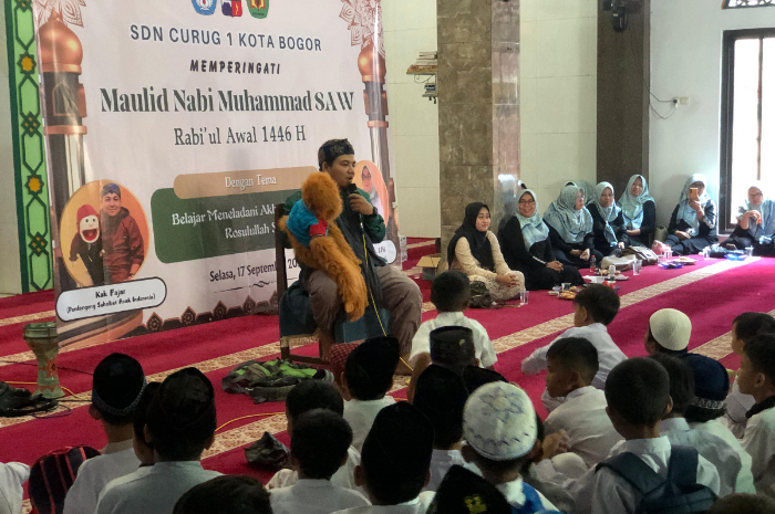 Perayaan Maulid Nabi Muhammad di SDN Curug 1, dengan menghadirkan penceramah yang menggunakan metode penyampaian unik.