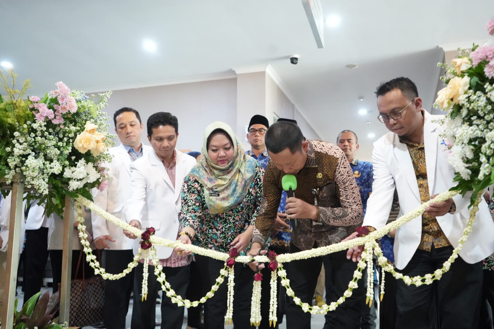 Pj Bupati Bogor Asmawa Tosepu meresmikan 2 klinikpelayanan baru di RSUD Cibinong.