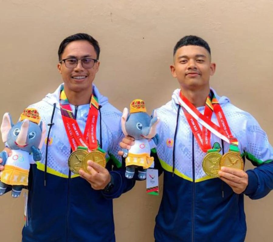 RAIH EMAS : Rizky Padilah (kanan) bersama Irfan Budiyanto saat meraih meraih tiga medali emas di nomor berbeda bagi tim arung jeram Jawa Barat pada PON XXI Aceh-Sumatera Utara 2024. (IST)