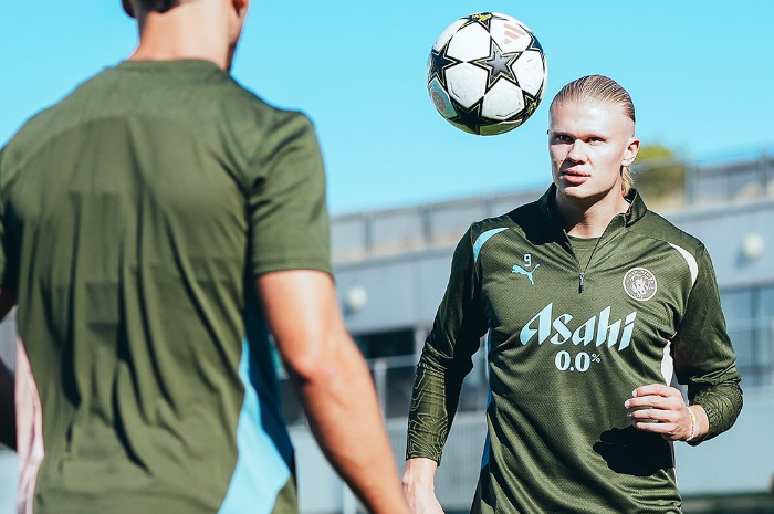 Para pemain Manchester City saat berlatih sebelum bertanding.