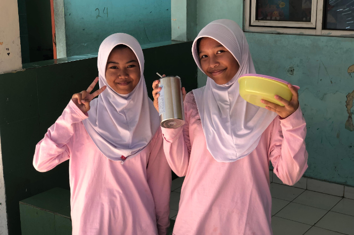 Potret murid SMPN 2 Cibinong, yang membawa bekal dan tumbler dari rumah, upaya sekolah ciptakan lingkungan sehat.