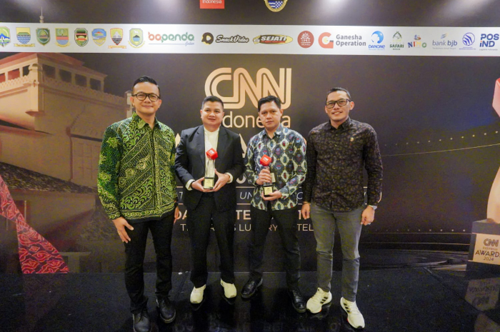 Taman Safari Bogor menerima penghargaan Outstanding Wildlife Conservation and Habitat Preservation dari CNN Indonesia Awards 2024.