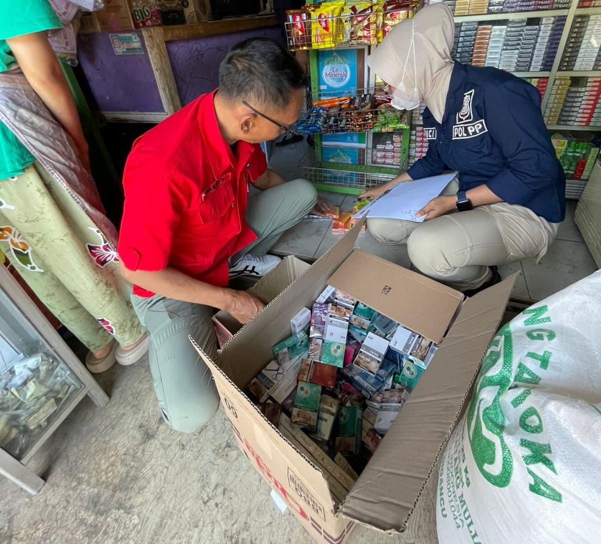 Satpol PP menyita ribuan bungkus rokok ilegal di salah satu warung di Tanah Sareal, Kota Bogor.