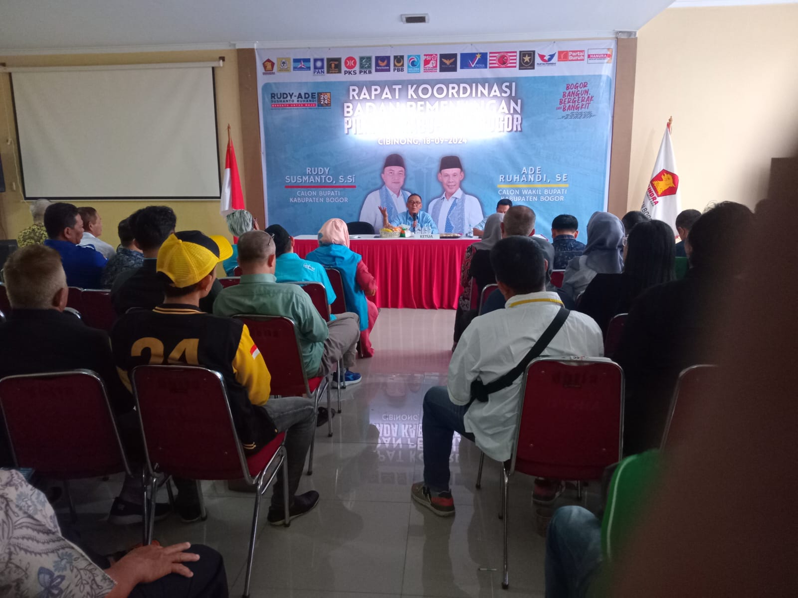 Rapat perdana Tim Pemenangan Pasangan Calon Bupati, Rudy Susmanto - Jaro Ade di Kantor DPC Gerindra, Cibinong, Kabupaten Bogor. Rabu (18/9/2024).