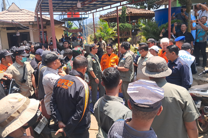 Personel BPBD Kota Bogor di lokasi gempa bumi di Kabupaten Bandung.